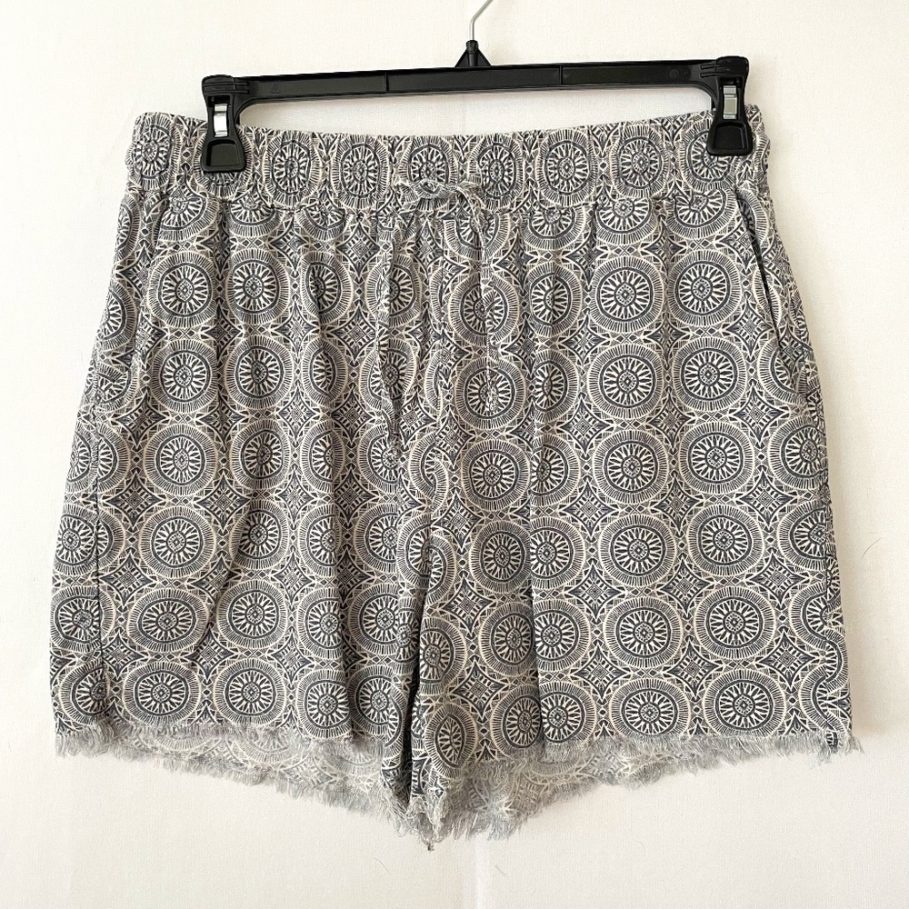 Royalty For Me Women's Blue & White Circle Pattern 4 inch Shorts Raw Frayed Edge